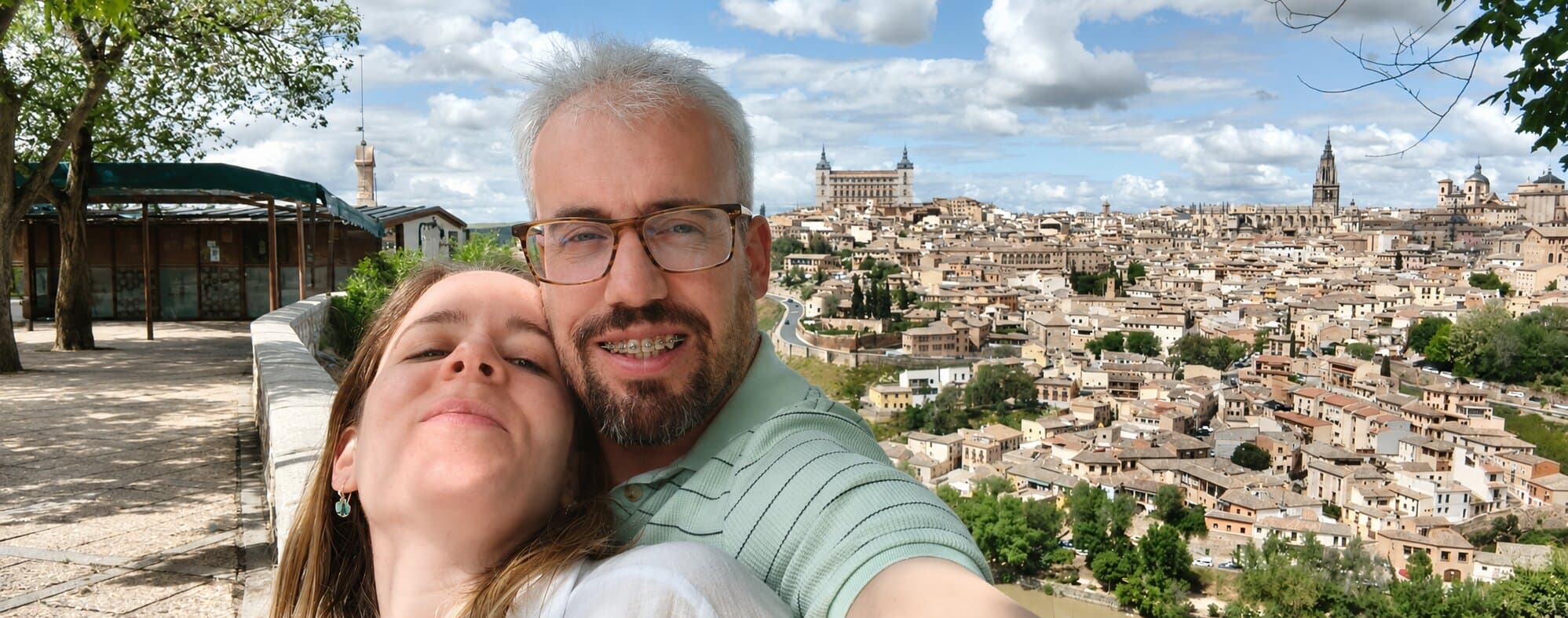 Miguel y Mariloli en un mirador de Toledo, con el Alcázar y la catedral al fondo